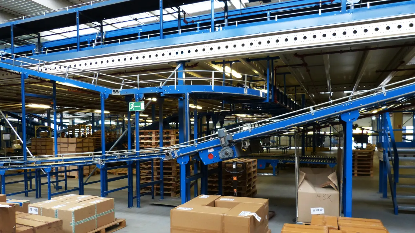 Conveyor and sorting system inside a modern logistics warehouse