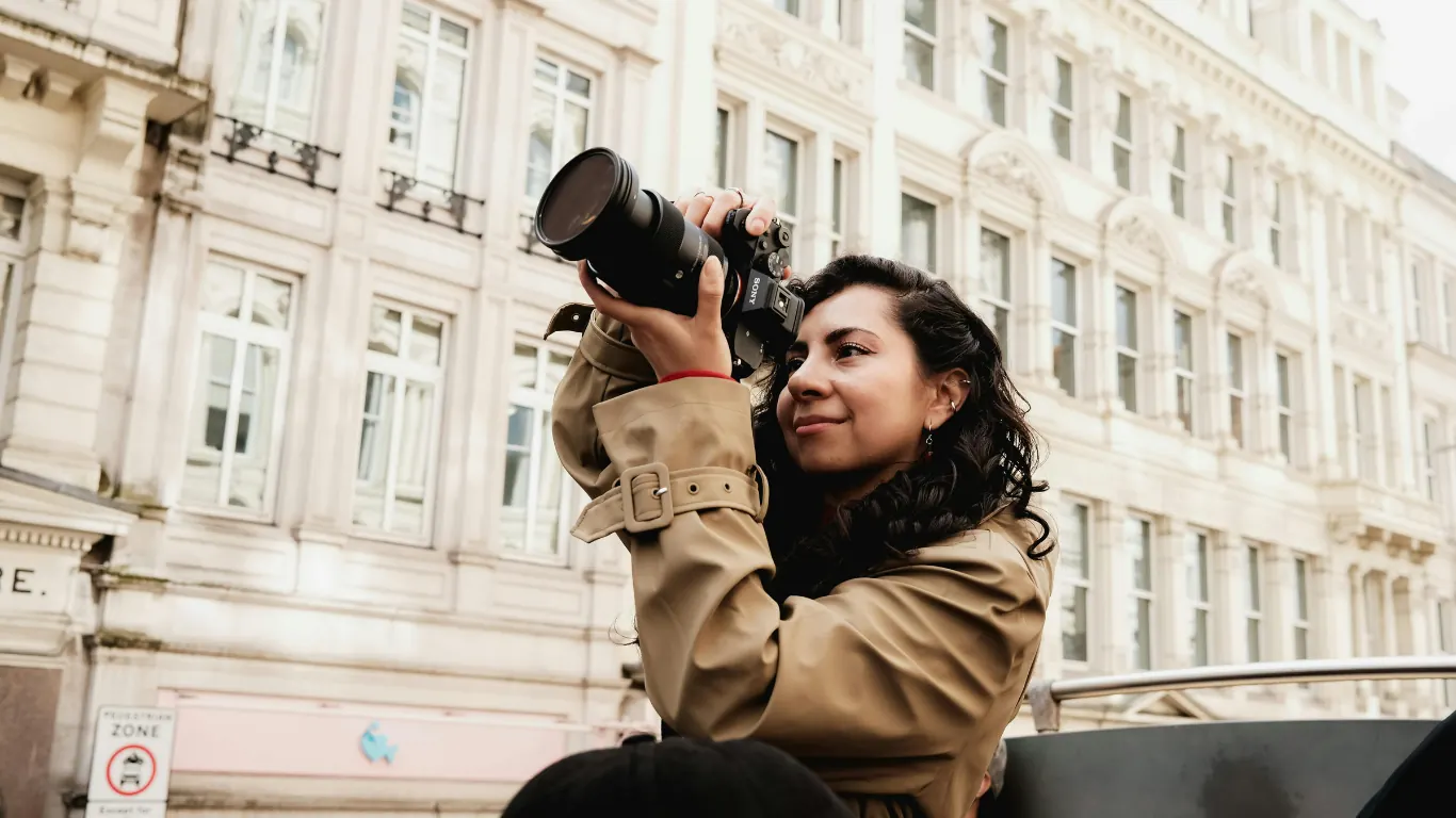 مصورة تلتقط صورة في شارع بواجهات تاريخية